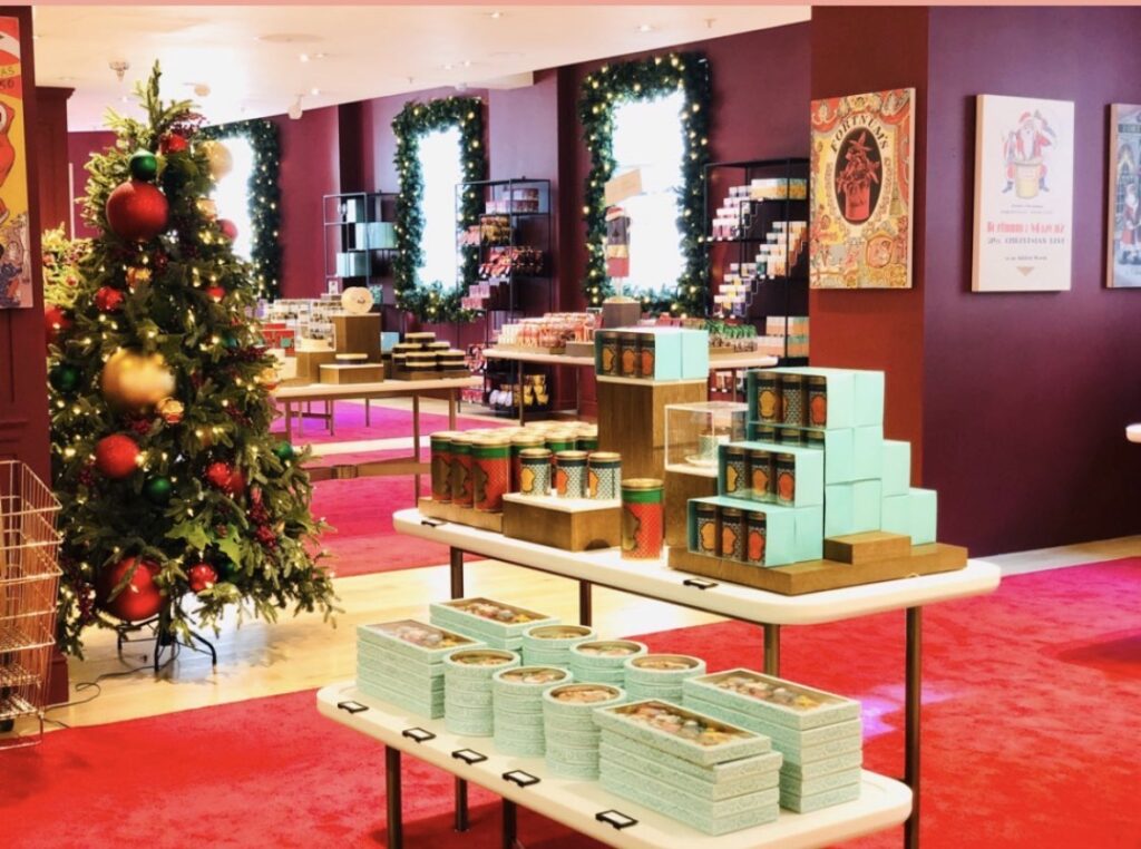 クリスマスシーズンのロンドンのフォートナムアンドメイソン店内