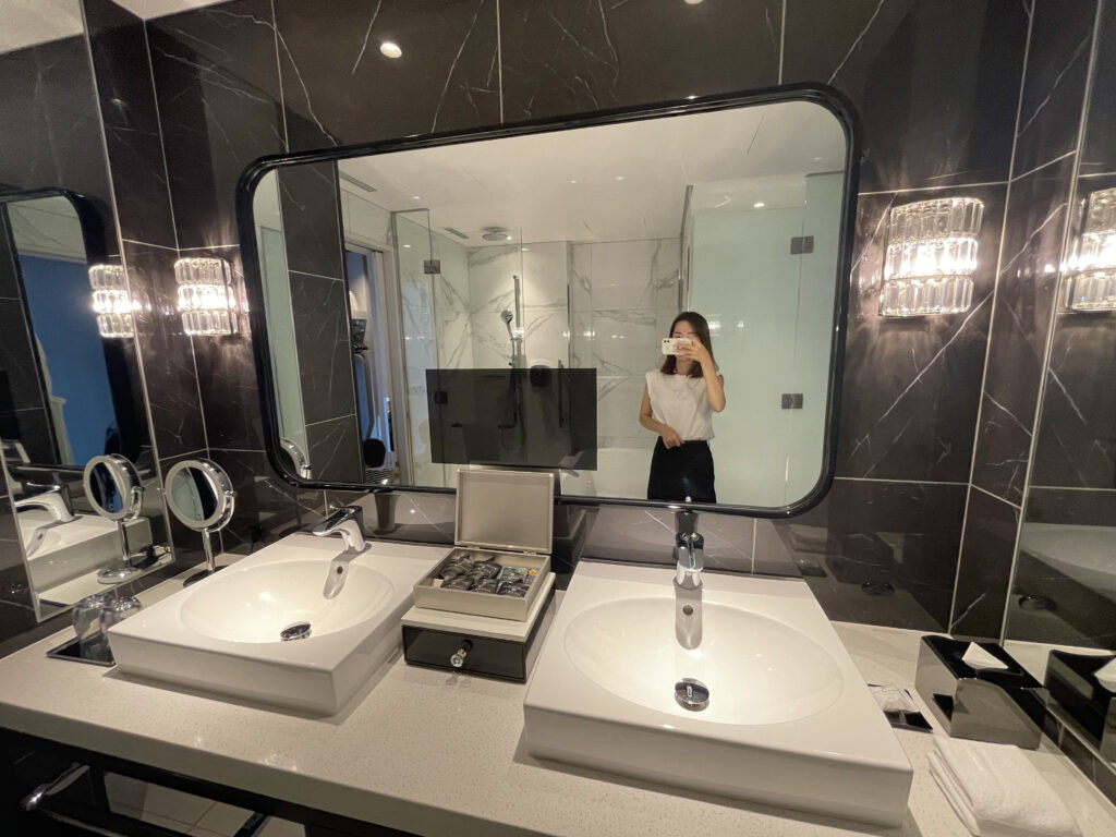 カハラホテル横浜の鏡越しのバスルーム