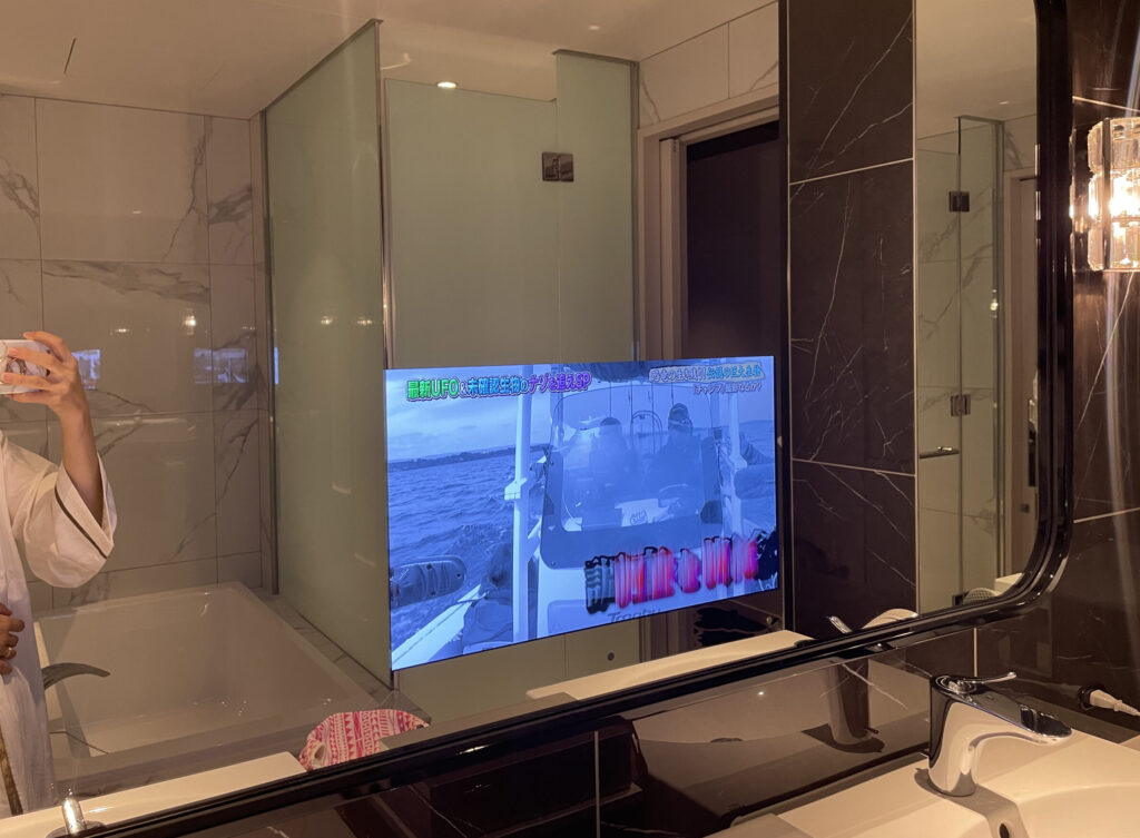 カハラホテル横浜バスルームのテレビ