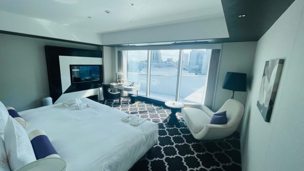 カハラホテル横浜の宿泊部屋内観、ツインベッドとソファと大きな窓