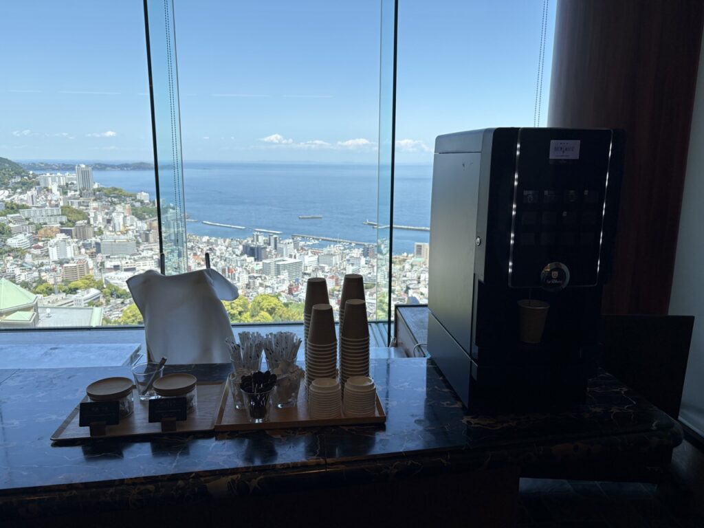リゾナーレ熱海の海の見える絶景ラウンジドリンクコーナー