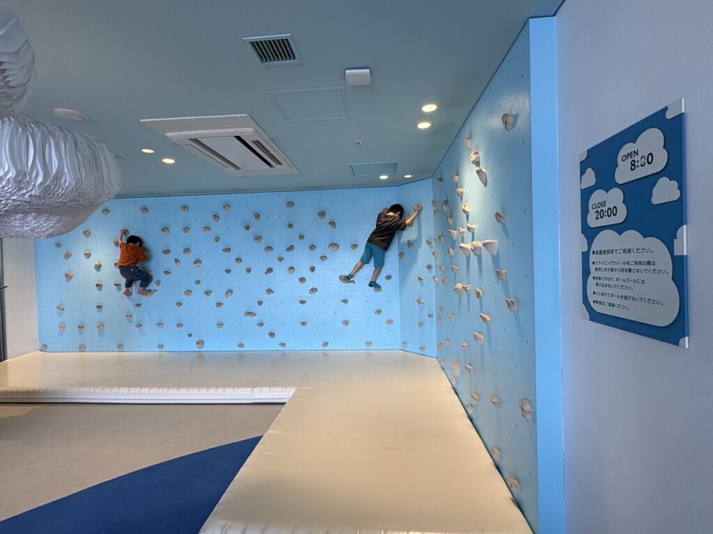 リゾナーレ熱海キッズルームのクライミングウォール
