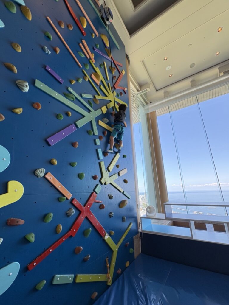 リゾナーレ熱海のクライミングウォールに上る7歳長男