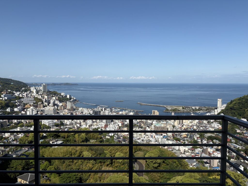 リゾナーレ熱海のビューバススイートリビング窓からの景色