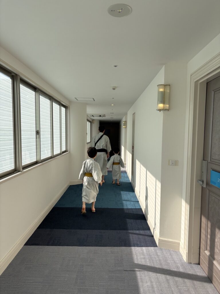 リゾナーレ熱海の館内廊下を歩く浴衣姿の子どもたち