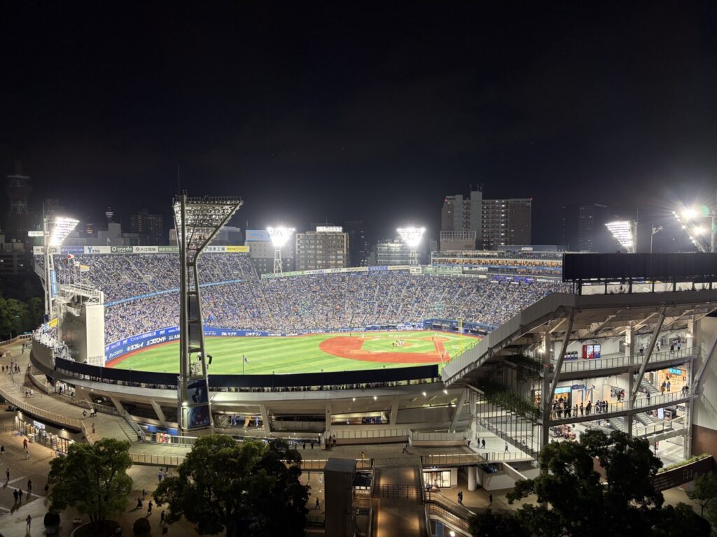 OMO7横浜の屋上ガーデンから見えるスタジアム