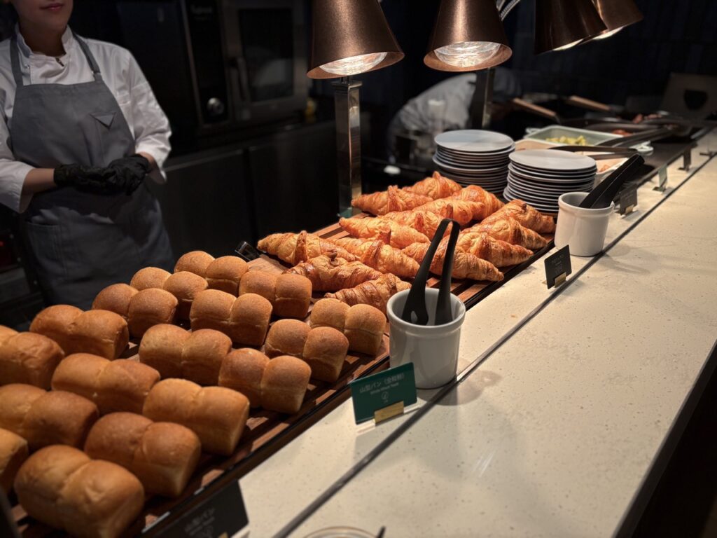 OMO7横浜の朝食ビュッフェ、クロワッサンと食パン
