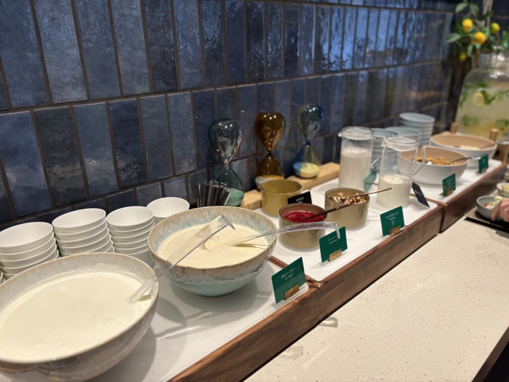 OMO7横浜朝食ビュッフェのヨーグルトやシリアル