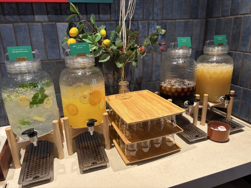 OMO7横浜朝食ビュッフェのドリンクコーナー