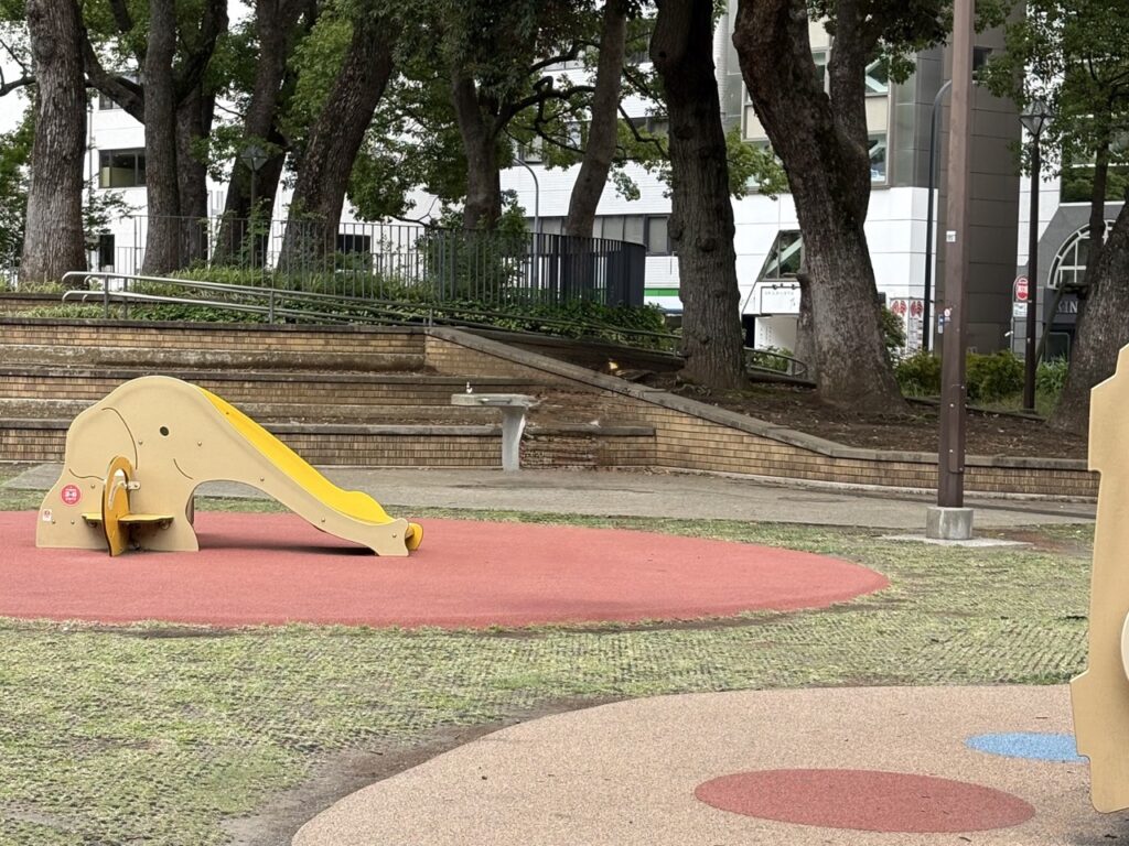 横浜公園の小さな滑り台