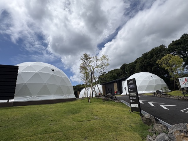 プレジャーリゾート伊豆赤沢温泉のドーム型テントが並んでいる様子