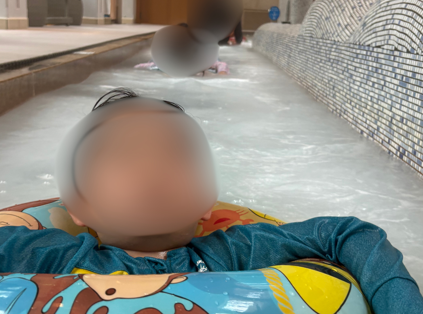 プレジャーリゾート伊豆赤沢温泉の赤沢スパで浮き輪で揺られている４歳児