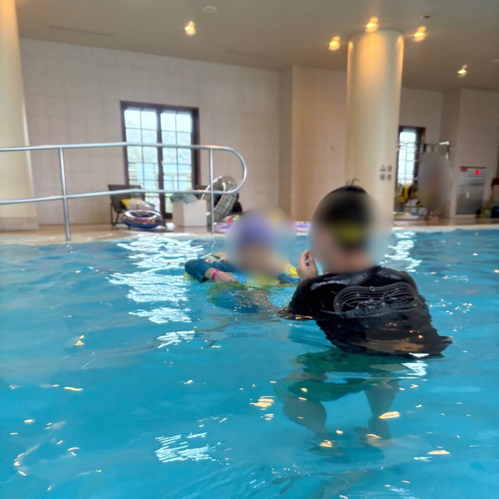 ロッテアライリゾートの屋内プールで泳ぐパパと次男