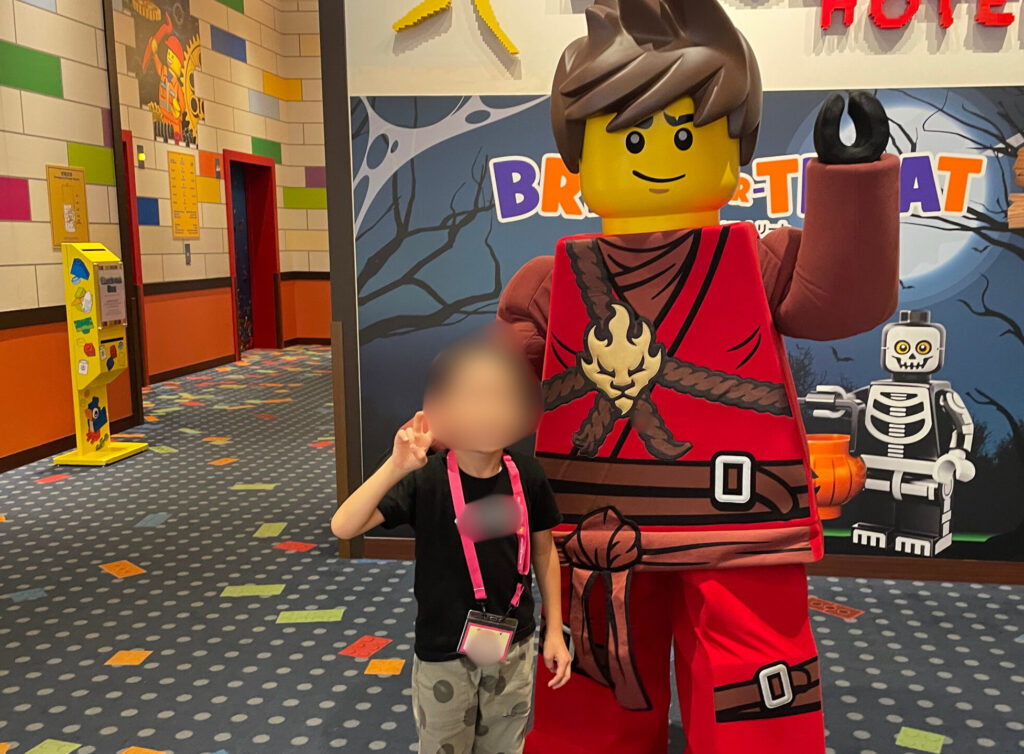 レゴランドホテル入口のミニフィグオブジェと7歳長男