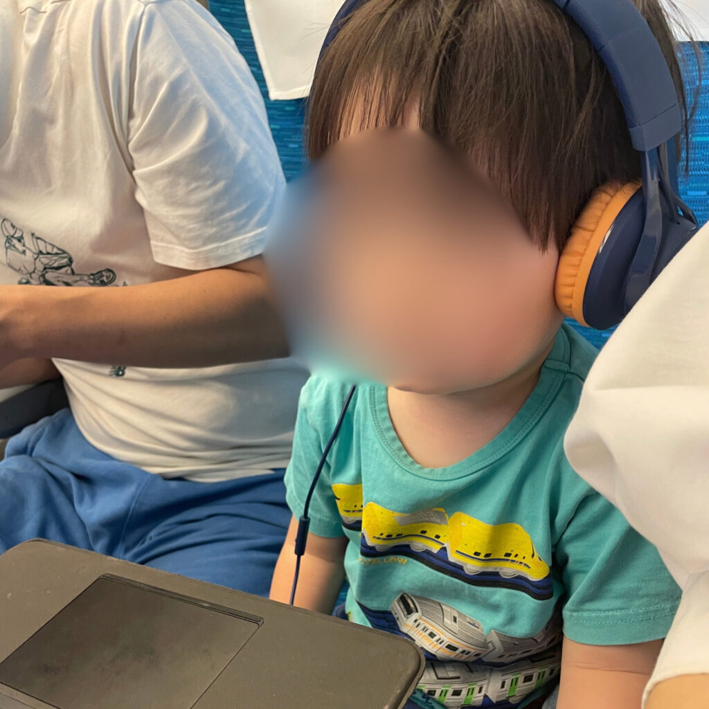 ヘッドホンをしている2歳半の次男