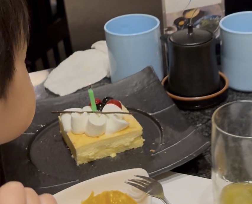 ルネッサンスリゾートオキナワのロイズのお誕生日チーズケーキのろうそくを吹き消す次男