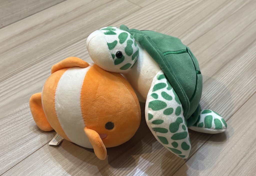 ルネッサンスリゾートオキナワのスタンプラリーでもらったクマノミとウミガメのぬいぐるみ
