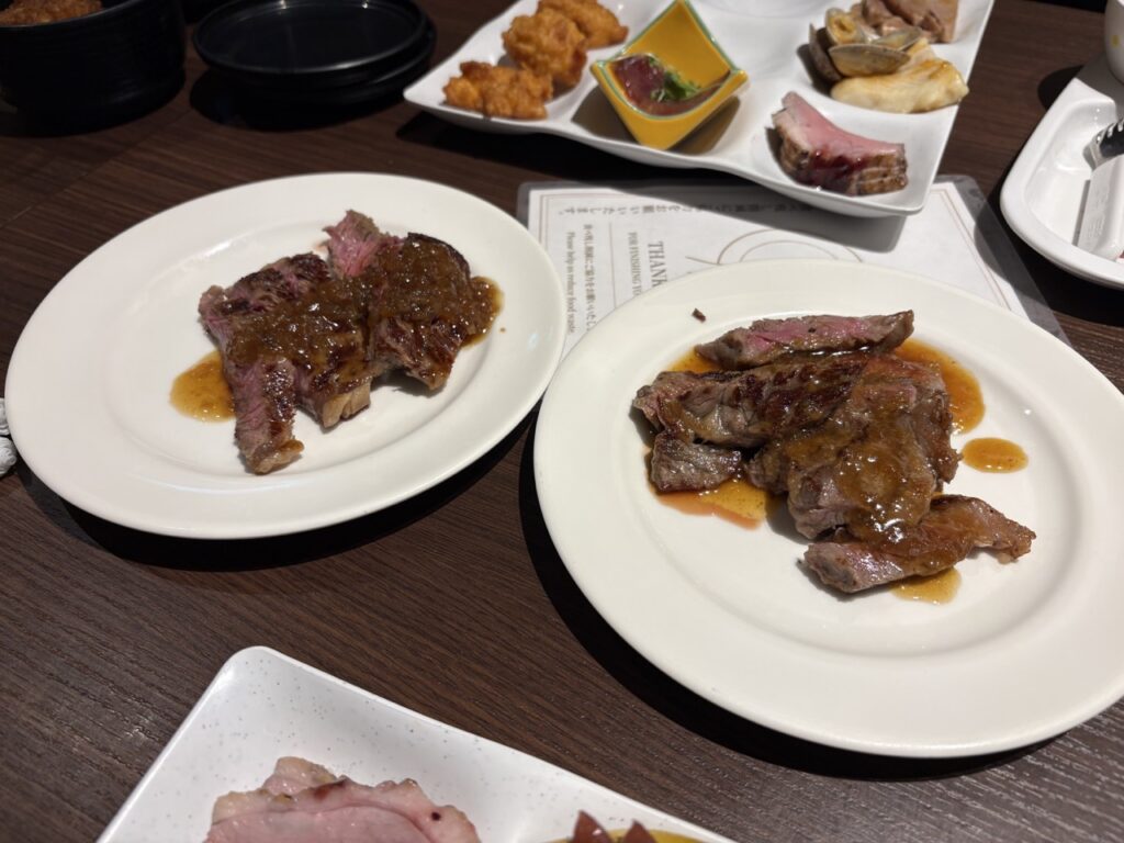 ロッテアライリゾートのTHE PLATE夕食ビュッフェのステーキ