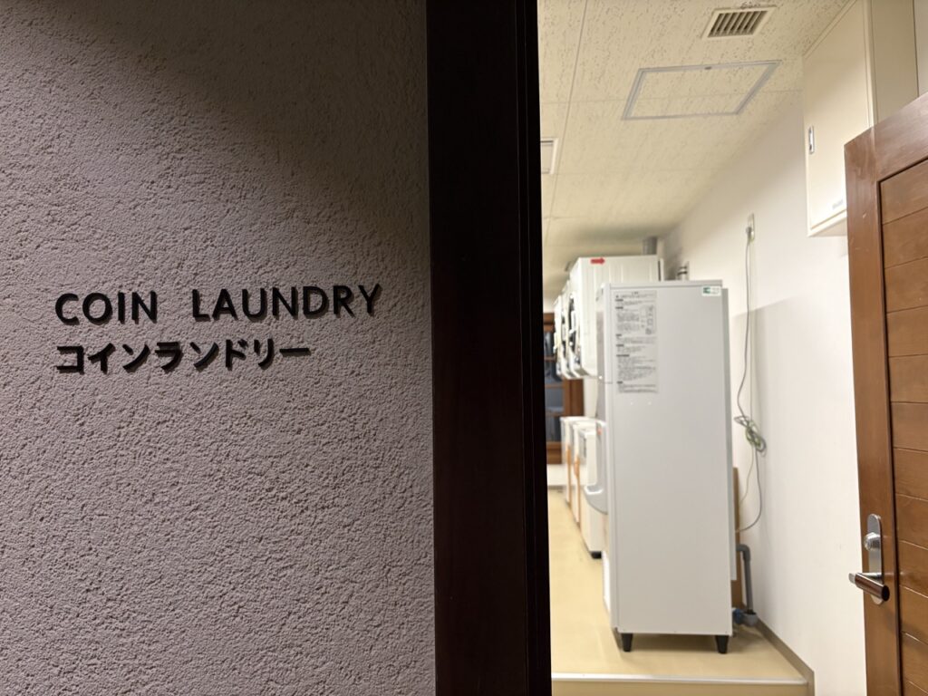 ロッテアライリゾートのコインランドリー入口
