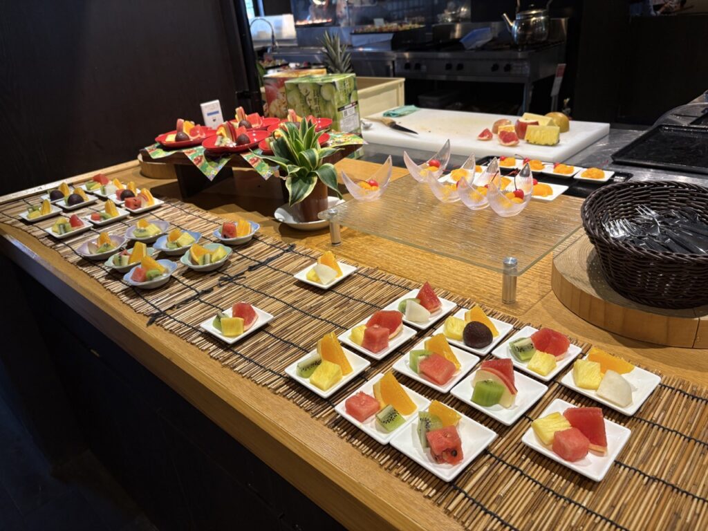 ロッテアライリゾートの日本料理あさ日の朝食ビュッフェのフルーツコーナー