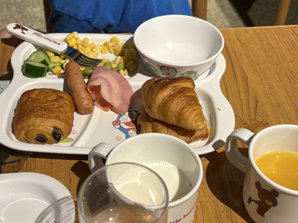 ロッテアライリゾートのTHE PLATEの朝食ビュッフェの次男の取り皿