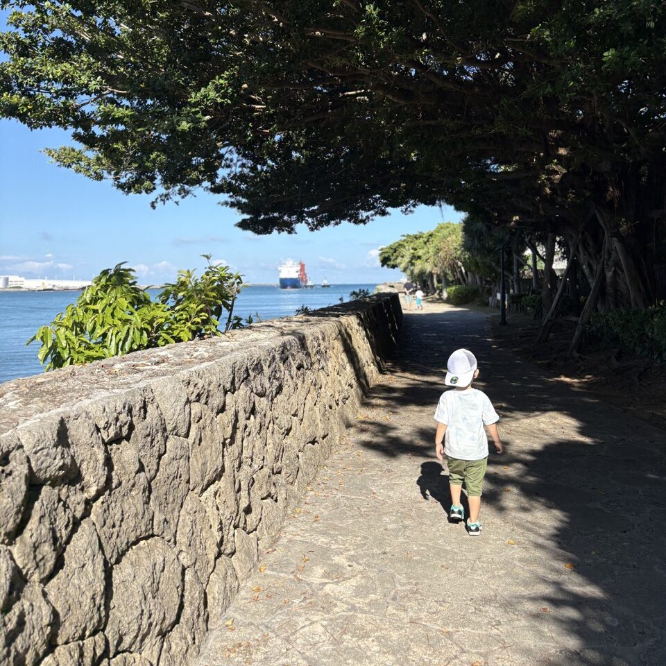 那覇バスターミナル近くの海沿いを散歩