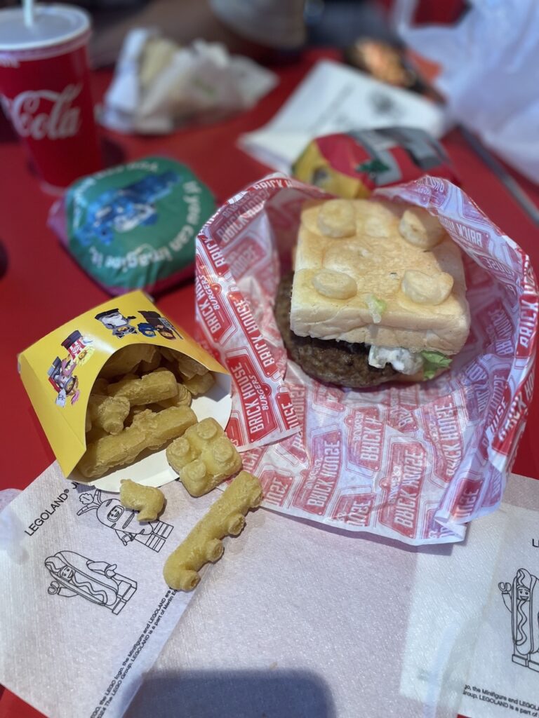 ブリック・ハウス・バーガーのハンバーガーとレゴポテト