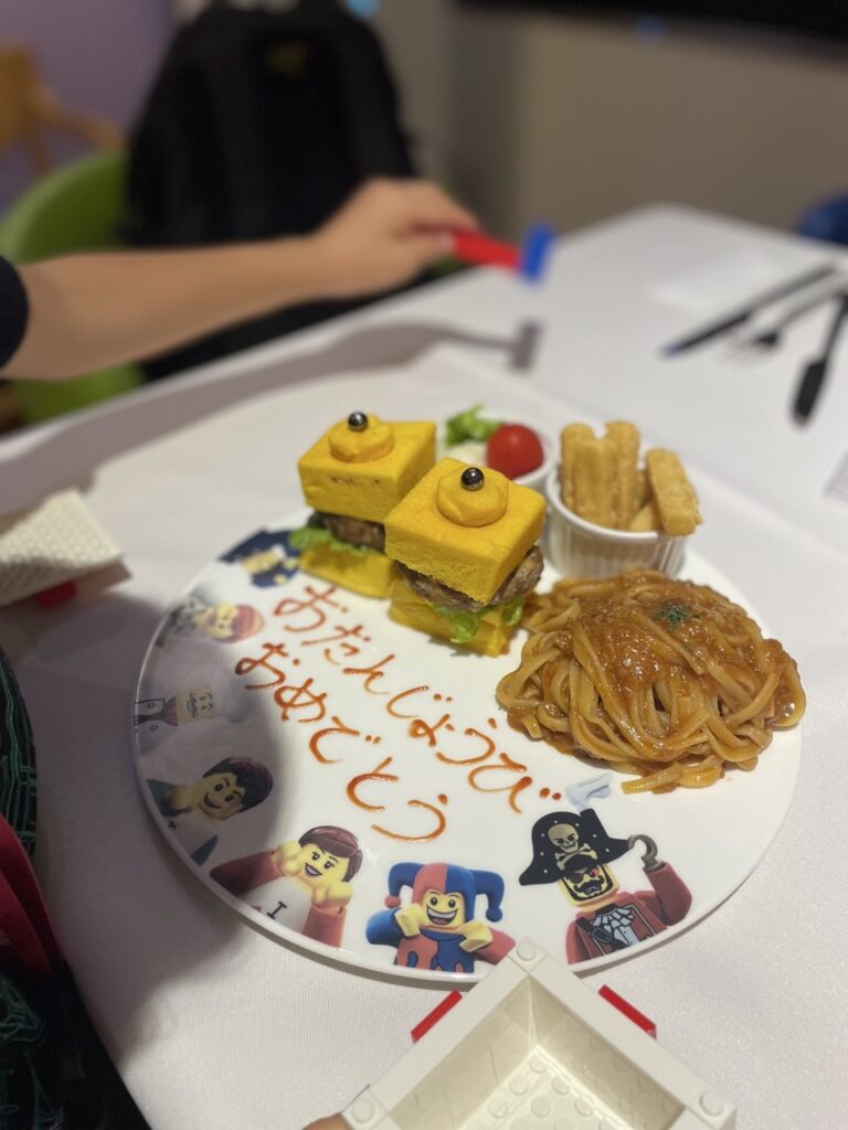 レゴランドホテルのスカイライン・バーの誕生日ディナーのメインプレート