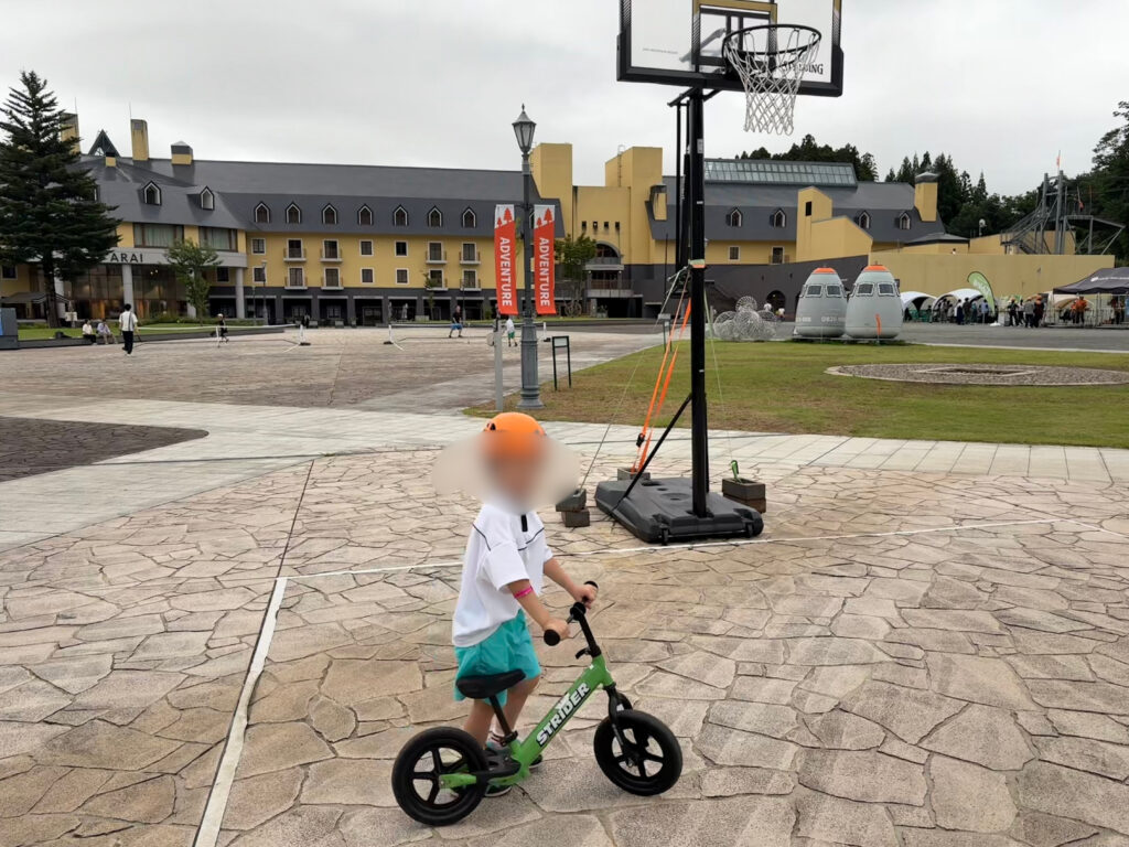 ロッテアライリゾートでストライダーにまたがる4歳次男