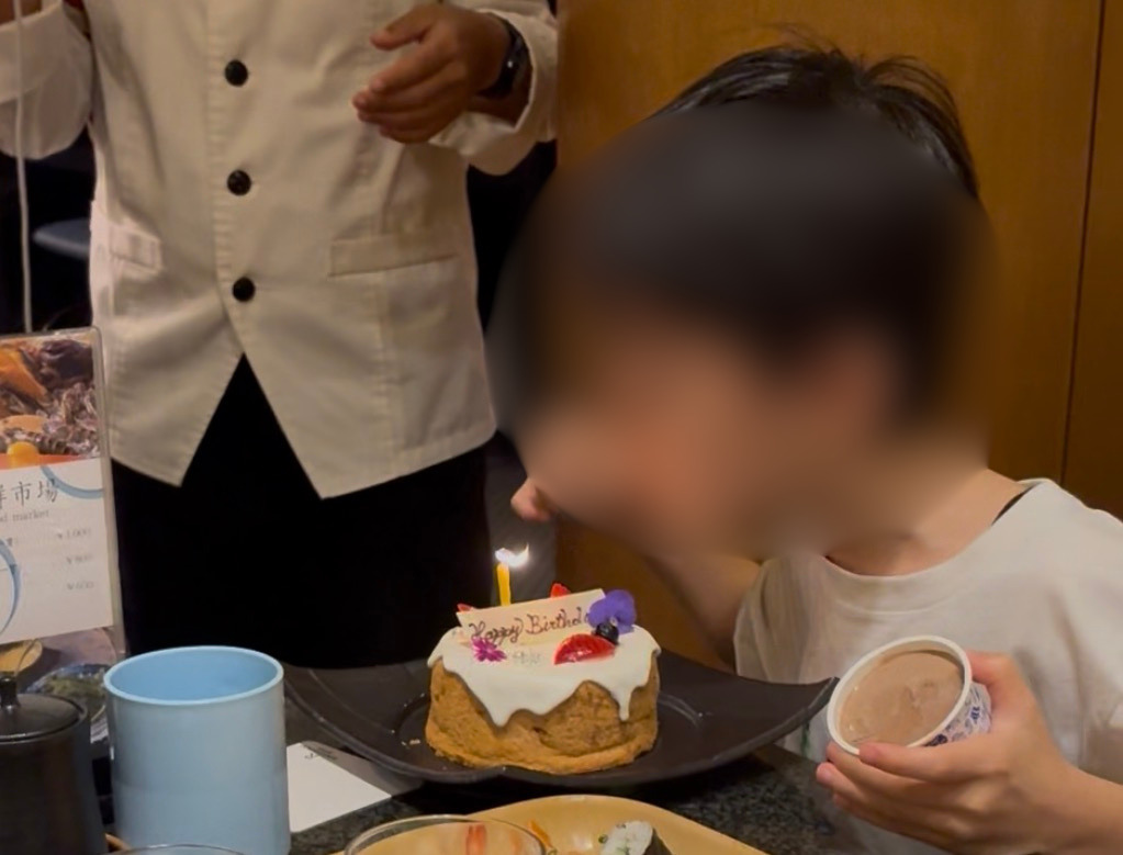ルネッサンスリゾートオキナワのロイズのお誕生日ケーキのろうそくを吹き消す長男