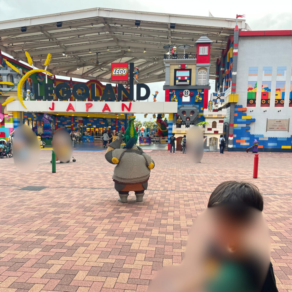 レゴランド入口外に立つ6歳長男