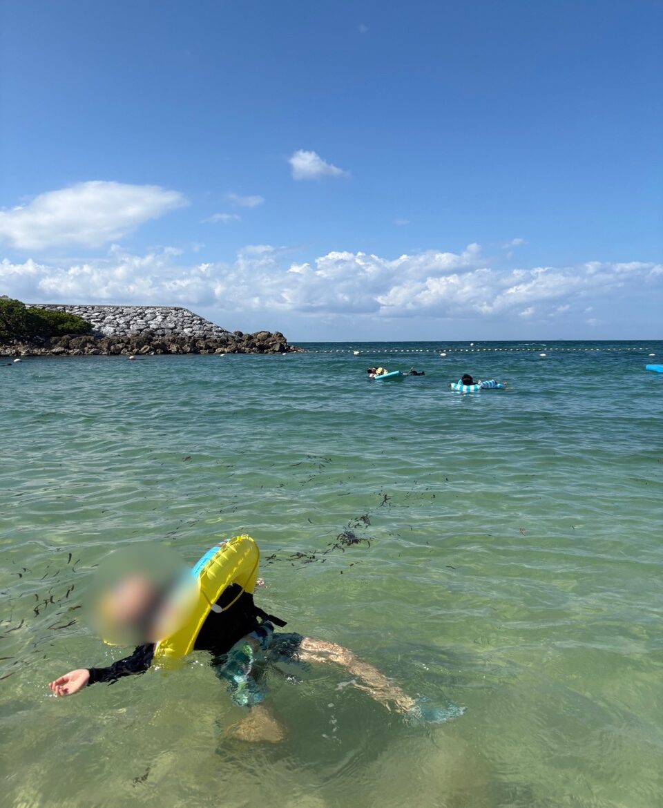 ルネッサンスリゾートオキナワのプライベートビーチで浮き輪で泳ぐ長男