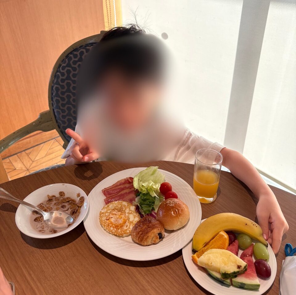ルネッサンスリゾートオキナワのフォーシーズンの朝食と長男