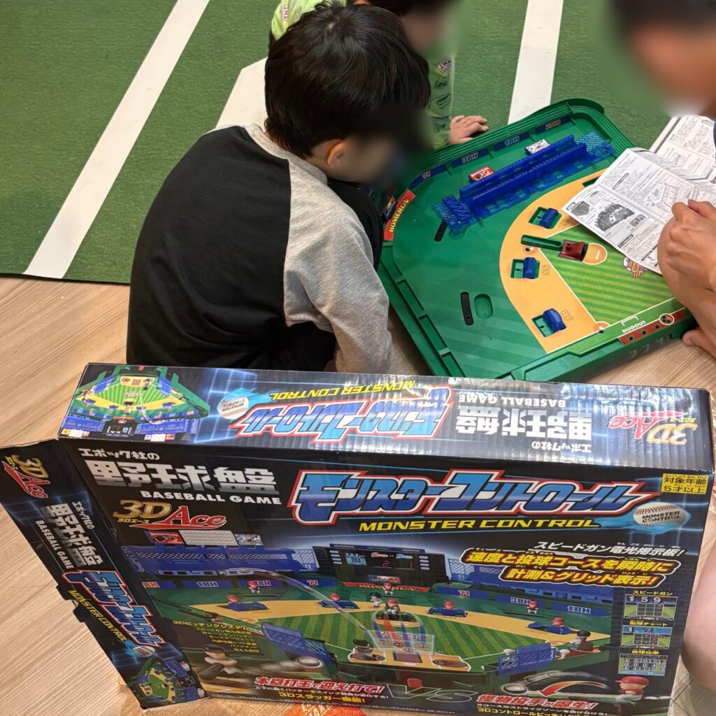 野球盤を組み立てる親子