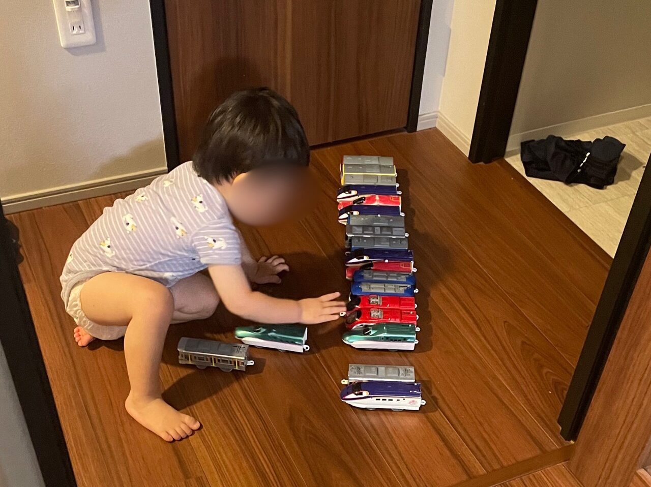 プラレールの電車を並べる1歳の頃の次男
