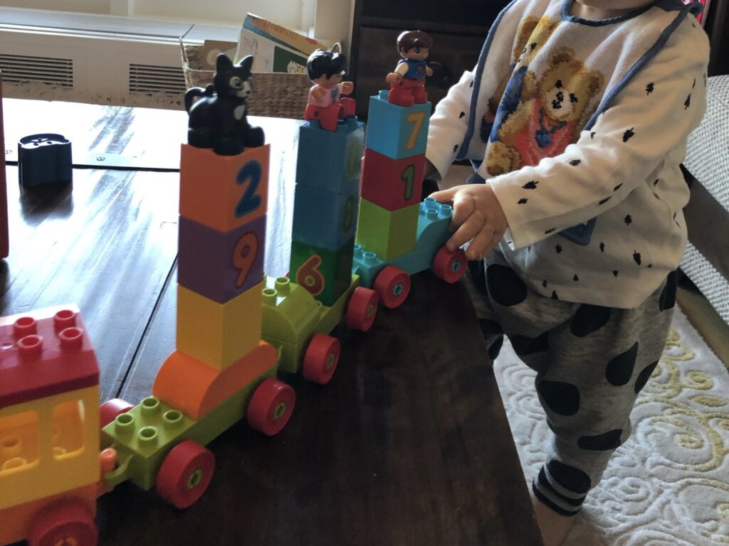 レゴデュプロの数字トレインで遊ぶ１歳の頃の長男