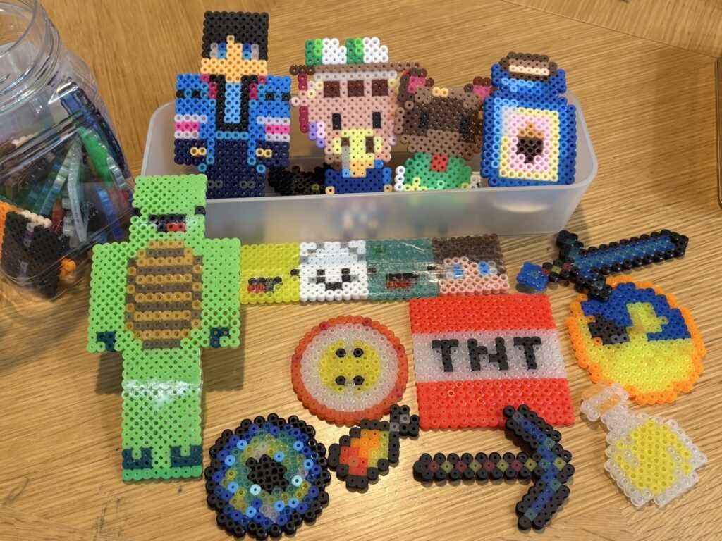 アイロンビーズで作ったマインクラフトやあつ森のキャラクターたち