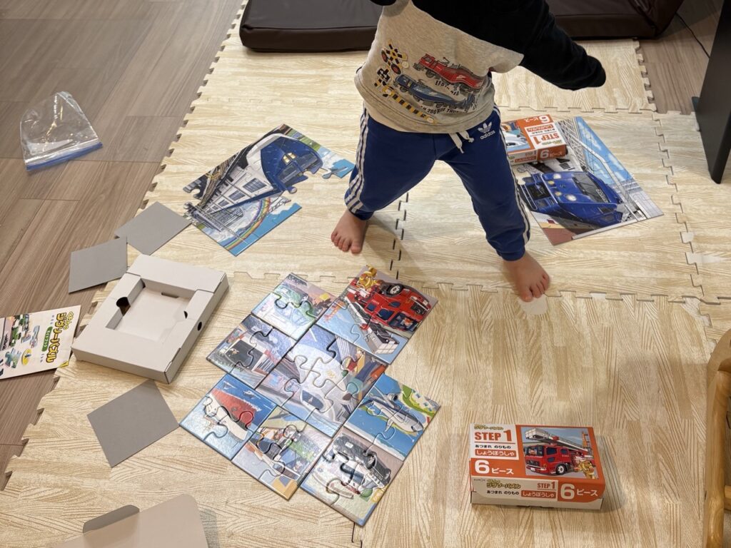 くもんの電車パズルで遊ぶ３歳の頃の次男